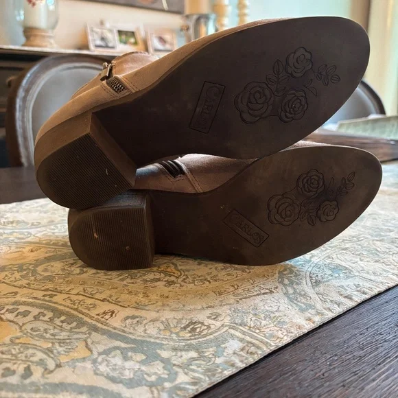 Ankle Booties - Carlos Santana - Tan Suede - SZ. 9 - Picture 4 of 8